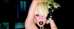 Lady Gaga nacpala do čtrnácti minut co se dalo, dokonce i svoje prsa